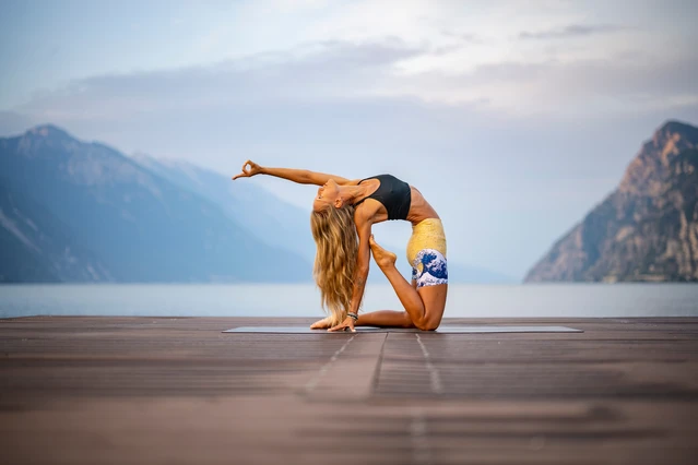 Yogalates Privatlektion im Freien am Gardasee